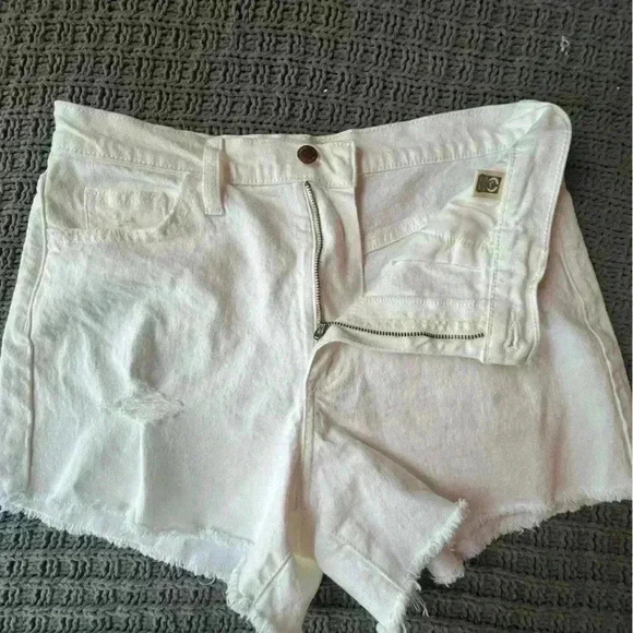 Universal Thread White Jean Shorts - Picture 1 of 8